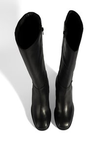 Bottes montantes en cuir noir avec une finition lisse, un bout arrondi et une fermeture éclair latérale. L'intérieur est doublé et présente un léger éclat.