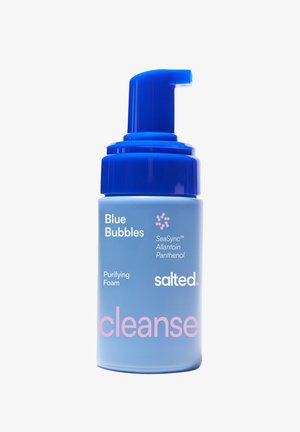 Blå flaske med mørkeblå pumpe mærket "Blue Bubbles" rensende skum fra Salted, indeholdende SeaSync, Allantoin og Panthenol.