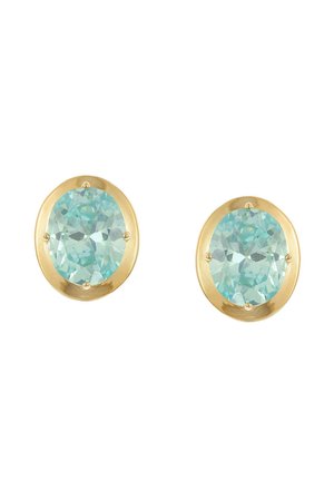 Paar ovale Aquamarin-Edelsteine, eingefasst in glatte Gelbgold-Ohrstecker mit einem Steg, auf weißem Hintergrund.