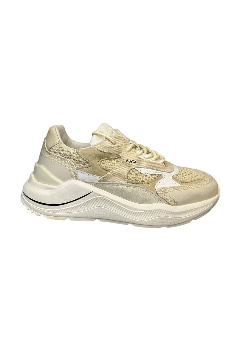 Sneaker beige e bianco con pannelli in rete e camoscio, suola spessa, lacci e etichetta "FUGA" sul lato.