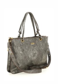Borsa grigia con texture, dotata di doppi manici e tracolla removibile, caratterizzata da accessori dorati e forma rettangolare.