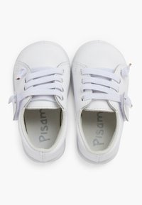 Sneaker bianchi con punta arrotondata, tacco piatto e design con lacci. Materiale sintetico morbido con una texture liscia e imbottitura interna.