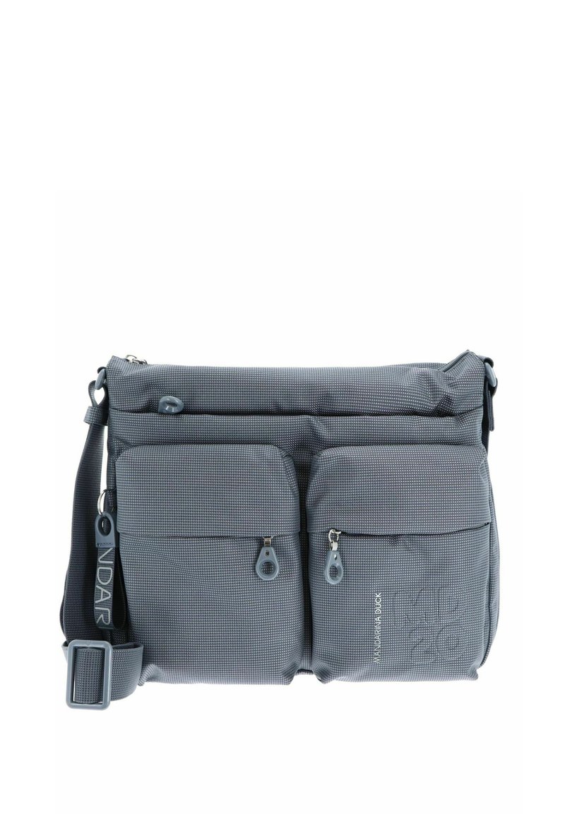 Sac messager en tissu gris avec deux poches zippées à l'avant, une bandoulière ajustable, une surface texturée et un logo de marque embossé à l'avant.