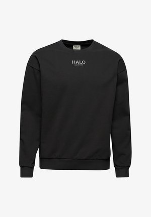 Zwarte sweatshirt van zacht materiaal, met een ronde hals, lange mouwen en een klein wit "HALO" logo op de borst.