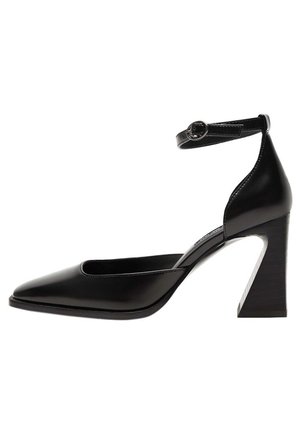 Chaussure noire en cuir à talon haut, bout pointu, talon bloc épais et bride de cheville avec boucle ronde.