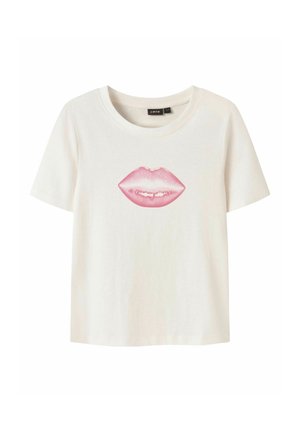 Wit T-shirt met korte mouwen en een grote roze lippenafbeelding in het midden van de borst en een ronde hals.