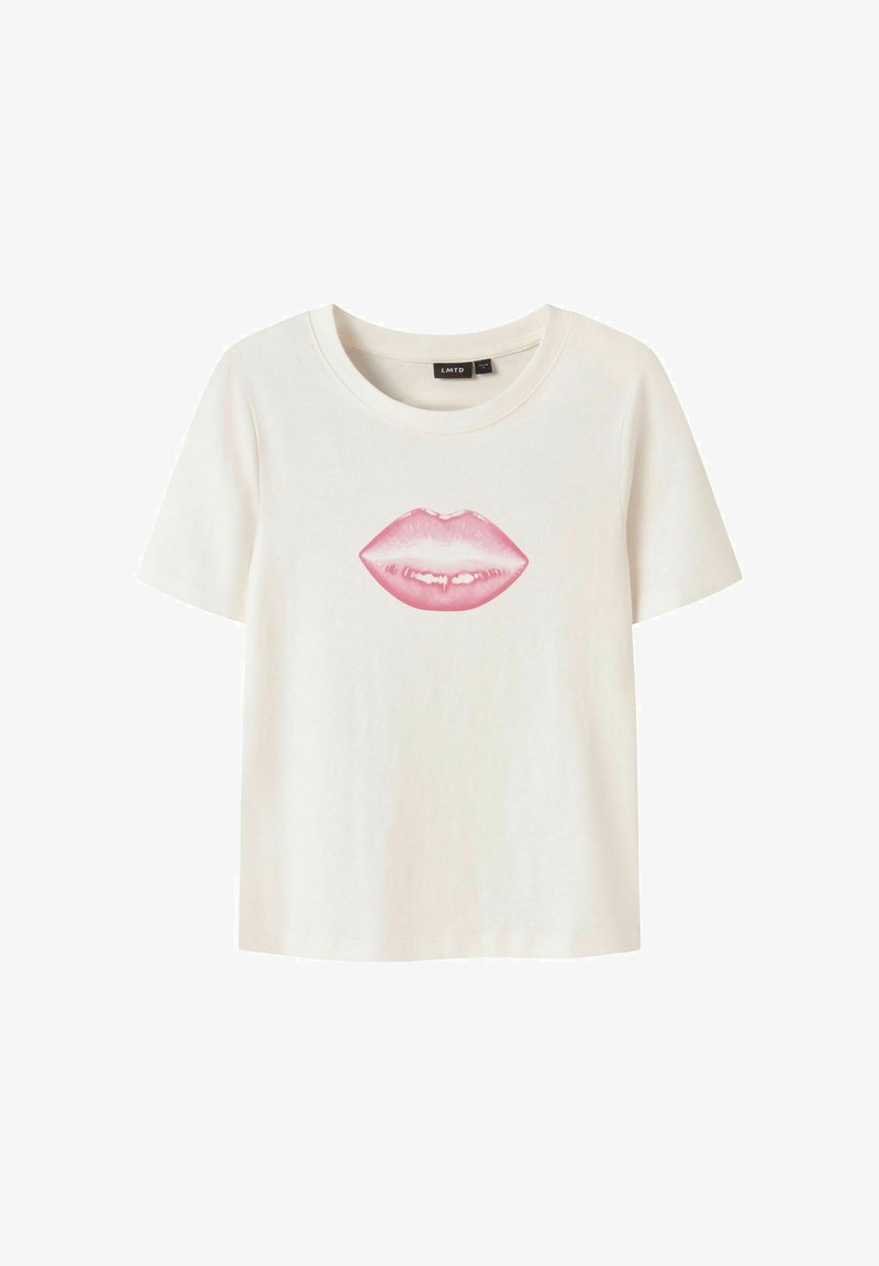 T-shirt blanc à manches courtes avec un grand motif lèvres roses centré sur la poitrine et un col rond.