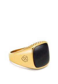 Guldring med en stor sort sten som midtpunkt, med en struktureret ring og indgraveret logo-detalje på siden. Retangulær form.