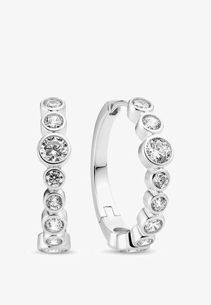 Silberne Creolen mit sieben eingefassten, runden klaren Edelsteinen unterschiedlicher Größe, die in einem absteigenden Muster angeordnet sind.