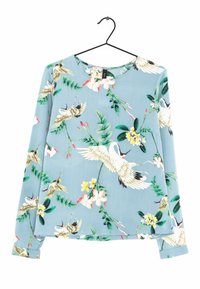 Blouse à manches longues en tissu bleu clair avec un motif floral et de grues, encolure ronde et ourlet arrondi avec des manches à poignets.