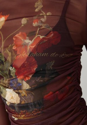 Sieht durchscheinend burgunderrot aus, mit gerafften Seiten, verziert mit einem detaillierten Blumenmuster und goldenen, kursiven Texten im Brustbereich.