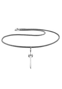 En silverflätad chokerhalsband har ett hänge som liknar ett svärd med bladaccenter, vilket framhäver intrikata detaljer och en elegant design.