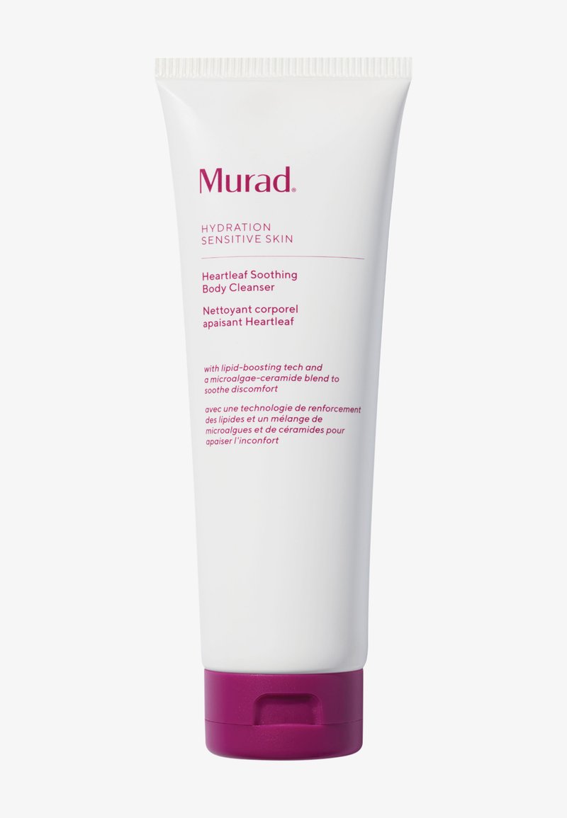 Murad Heartleaf Soothing Body Cleanser i en vit tub med ett rosa flip-top lock. Texten inkluderar produktnamnet och detaljer i rosa typografi.