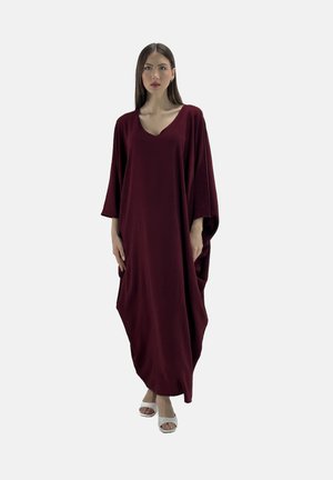 Bordeaux losvallende kaftan met een V-hals, brede driekwartmouwen en een vloeiende silhouet. De stof lijkt zacht en lichtgewicht te zijn.