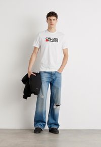 Calvin Klein Jeans REDBOX GRAPHIC TEE - Marškinėliai su spaudiniu - brilliant white
