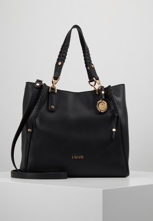 Bolso de mano de cuero negro con asas trenzadas, detalles dorados, correa de hombro desmontable y el nombre de la marca "LIU JO" en la parte delantera.