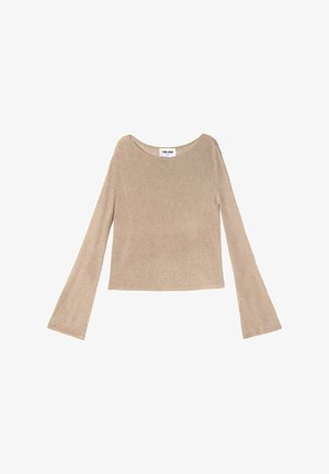 Top de punto beige con cuello redondo y mangas largas acampanadas. Textura suave, longitud corta y un sutil patrón acanalado.