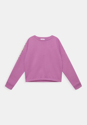 Lilla sweatshirt med lange ærmer, rund halsudskæring og cropped design. Har et leopardmønster på venstre ærme. Blød tekstur.