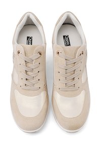 Sneakers beige con una combinazione di tessuto testurizzato e pannelli sintetici lisci. Presentano una punta tonda, design con lacci e occhielli in tonalità oro.