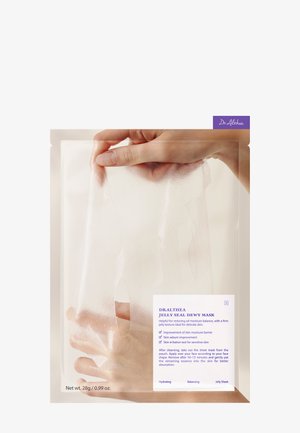 Mains tenant un masque facial translucide en gelée provenant d'une pochette transparente étiquetée Dr. Althea Jelly Seal Dewy Mask avec des instructions d'utilisation.