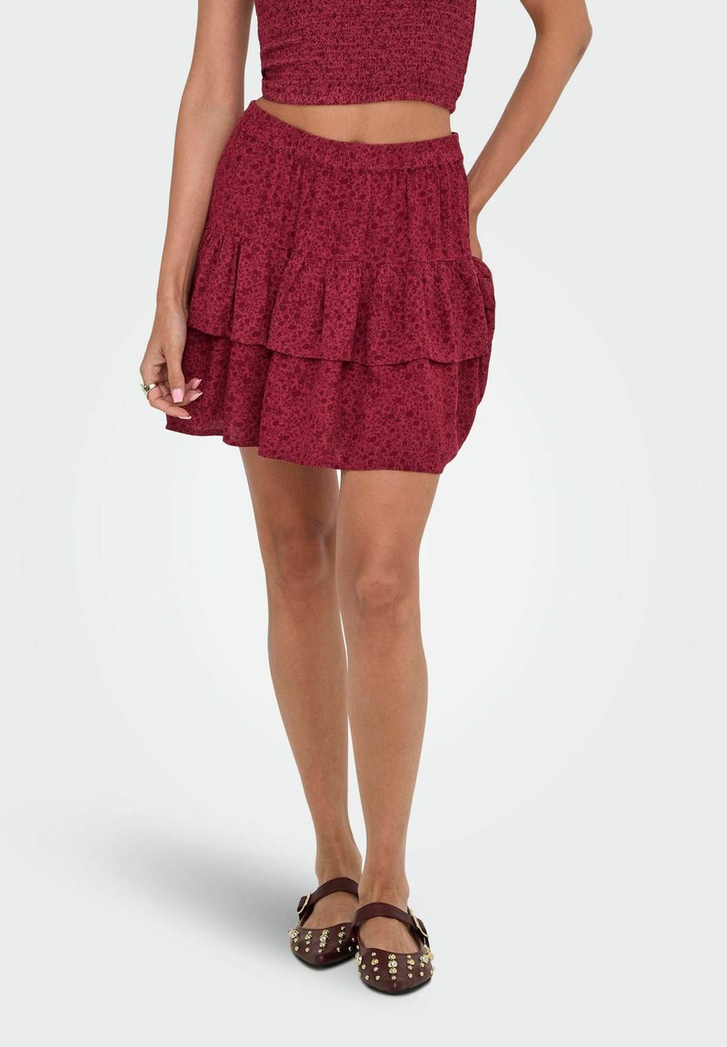 Bordeaux gekleurde gelaagde rok van zachte stof met een gerimpelde zoom. Heeft een elastische tailleband en een subtiele bloemenprint. Draag het met studded flats.