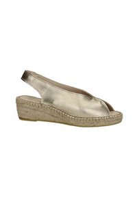 Metalen gouden slingback wedge sandaal met een open teenontwerp en een gevlochten jute zool. Glad textuur met een lage wedge hak.