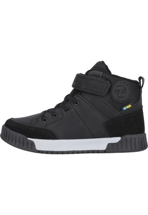 Zwarte hoge sneaker met een gestructureerde bovenkant, voorzien van een klittenbandsluiting, vetersluiting en een witte rubberen zool met groeven.
