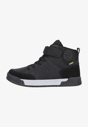 Sorte højskafter sneakers med en struktureret overdel, der har en velcro-rem, snørestramning og en hvid gummisål med riller.