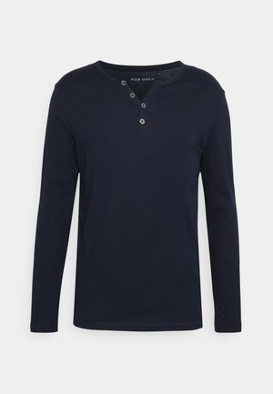 Námořnická dlouhá halenka henley vyrobená z měkké bavlny, s kulatým výstřihem, tříknoflíkovou légou a rovný střih.