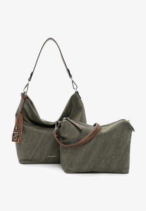 Olijfgroene stoffen schoudertas met een gebogen ontwerp, bruine leren accenten en een afneembare ritszak. Metalen hardware en kwastje detail.