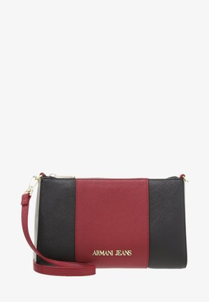 Pochette à bracelet rectangulaire avec blocs de couleur noir et bordeaux, logo doré "ARMANI JEANS" et lanière de poignet bordeaux attachée.