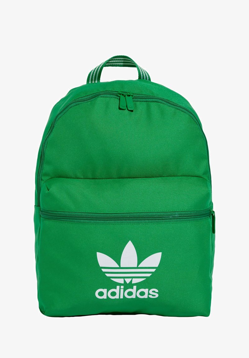 Mochila de lona verde con un asa superior, bolsillo delantero con cremallera y el logo en forma de trébol blanco de Adidas. Cuenta con tirantes de hombro a rayas y textura suave.