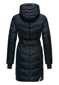 Jachetă puffer de marină cu glugă, cu un model în zigzag quilted, talie elastică și manșete ribbate. Include două buzunare laterale și detalii cu logo.