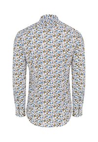 Koszula z długim rękawem na białym tle. Posiada kwiatowy wzór w odcieniach niebieskiego, brązowego i zielonego. Z kołnierzykiem i dopasowanym krojem.