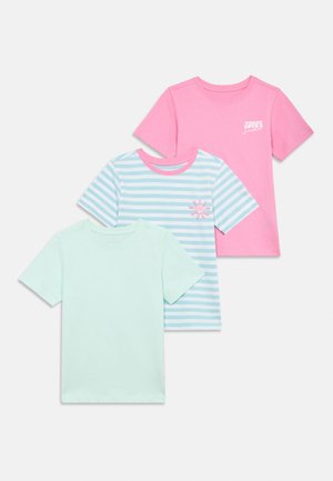 Trois T-shirts pour enfants à manches courtes : rose uni avec le texte "Peace Love Sunshine", rayures bleues et blanches avec un motif de soleil, et vert menthe clair uni.