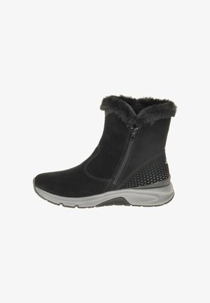 Zwarte enkellaarsjes van suede met een nepbont kraag, zijrits en een gestructureerde grijze loopzool met geperforeerde accenten op de hak.