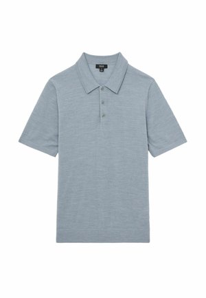 Polo gri deschis, cu mâneci scurte, cu trei nasturi, textură moale, design casual, fără modele sau accente.