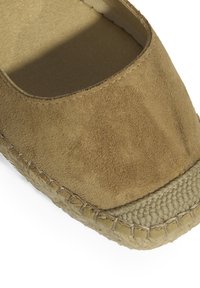 Braune Wildleder-Espadrilles mit runder Zehenform, ausgestattet mit einer gewobenen Jutesohle und kontrastierenden gestickten Akzenten entlang des Randes.