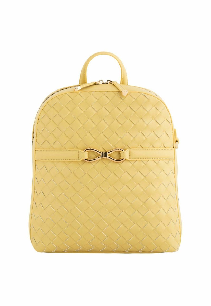 Gul läderryggsäck med vävd design, dragkedjeslutning, handtag på toppen och guldhardwaredetaljer. Har en horisontell rosettdetalj framtill.