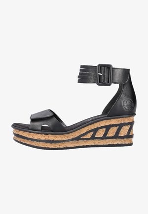 Schwarze Leder-Wedge-Sandale mit einer Korkplattform, Knöchelriemen mit einer Schnalle und einem offenen Zehen-Design. Vertikale Schlitze verleihen Textur.