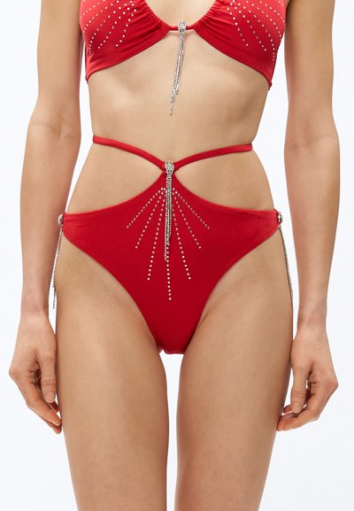 Ensemble bikini rouge composé d'un haut froncé orné d'accents en strass et d'un bas taille haute décoré d'un motif vertical en strass et de chaînes.