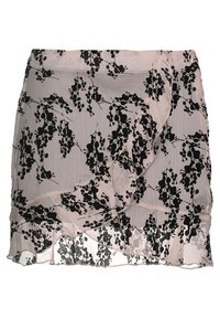 Kort blommig kjol i lätt, genomskinlig tyg. Har ett svart blommönster på en ljusrosa bakgrund med en volangnederdel.