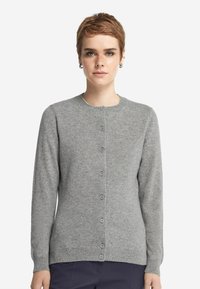 Szary kardigan wykonany z miękkiego materiału, z okrąg�łym dekoltem, długimi rękawami i zapięciem na guziki z przodu. Gładka tekstura i dopasowany krój.