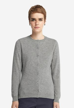 Grå cardigan i mjukt material med rund hals, lång ärm och knäppning fram. Slät textur och figurnära design.