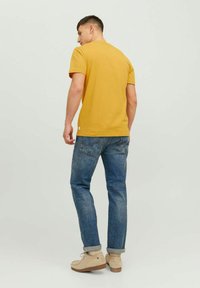 Jack & Jones JJE TEE  O-NECK  - Camiseta básica - honey gold