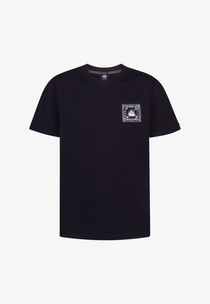 Schwarzes Baumwoll-T-Shirt mit kurzen Ärmeln, das auf der linken Brustseite einen rechteckigen, weißen Grafikdruck mit Text- und Blumendesigns aufweist.