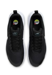 Baskets de sport noires avec une tige en mesh, semelles blanches et lacets noirs. Dispose d'une marque "Air Max" sur la languette et le talon.