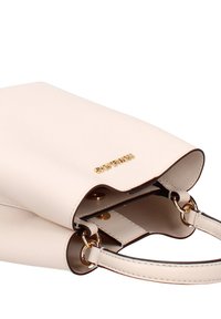 Lichtroze handtas van getextureerd leer, met gouden beslag, een handvat aan de bovenkant en een magnetische sluiting. Interieur zichtbaar met vakken.