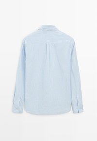 Camicia a maniche lunghe azzurro chiaro con sottili righe verticali, polsini con bottone e dettaglio sul retro. Tessuto morbido con una texture liscia.