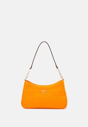 Petit sac matelassé orange avec bandoulière noire et quincaillerie dorée, arborant un logo triangulaire Guess sur le devant.